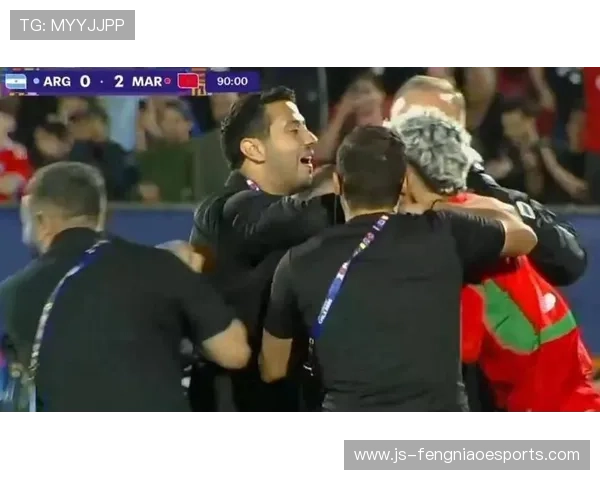 足球星光熠熠入场瞬间全场欢呼点燃激情盛宴